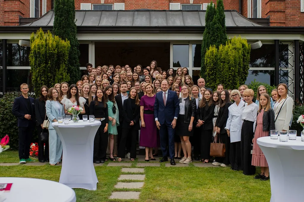 The whole gala gathered for a group photograph in the garden of the residence